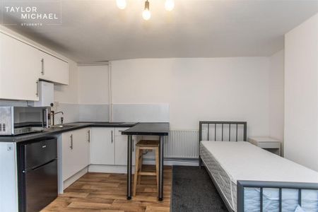 1 bedroom in a house share to rent - Photo 4