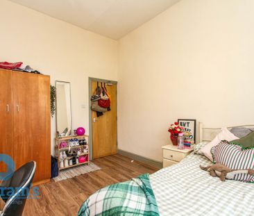 3 bed Flat for Rent - Photo 5