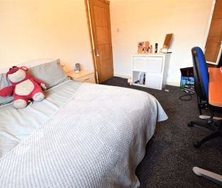 4 bedroom House in Stanmore Crescent, Leeds - Photo 1