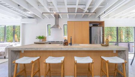 Modern 4-Bed Home with Double Garage - Photo 5