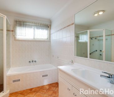 Central Modern Three Bedroom Townhouse - Photo 3