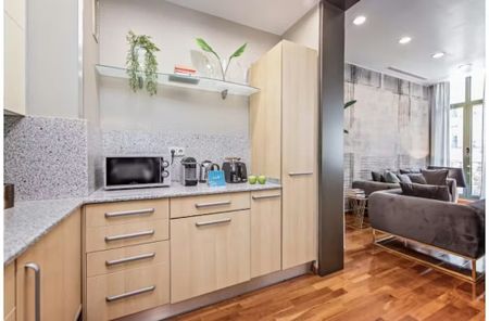 Ronda de la Universitat, Barcelona, Catalonia 08007 - Photo 5