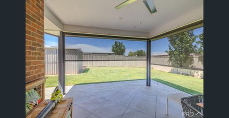 3 BEDROOM FAMILY HOME - 3 LIVING AREAS & SHED - Photo 5