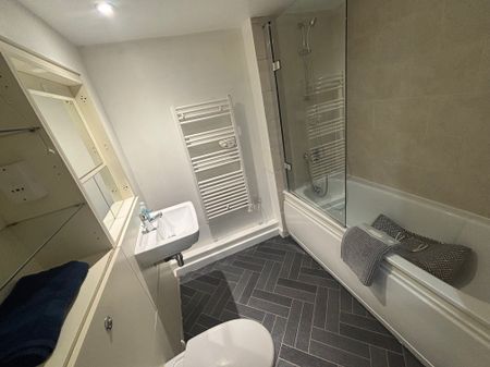 Paramount, Swindon, Beckhampton Street - Photo 3