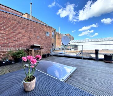 Leuke rijwoning met inpandige garage en zonnig terras in centrum Br... - Photo 1