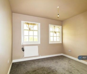 3 bedroom flat to rent - Photo 4