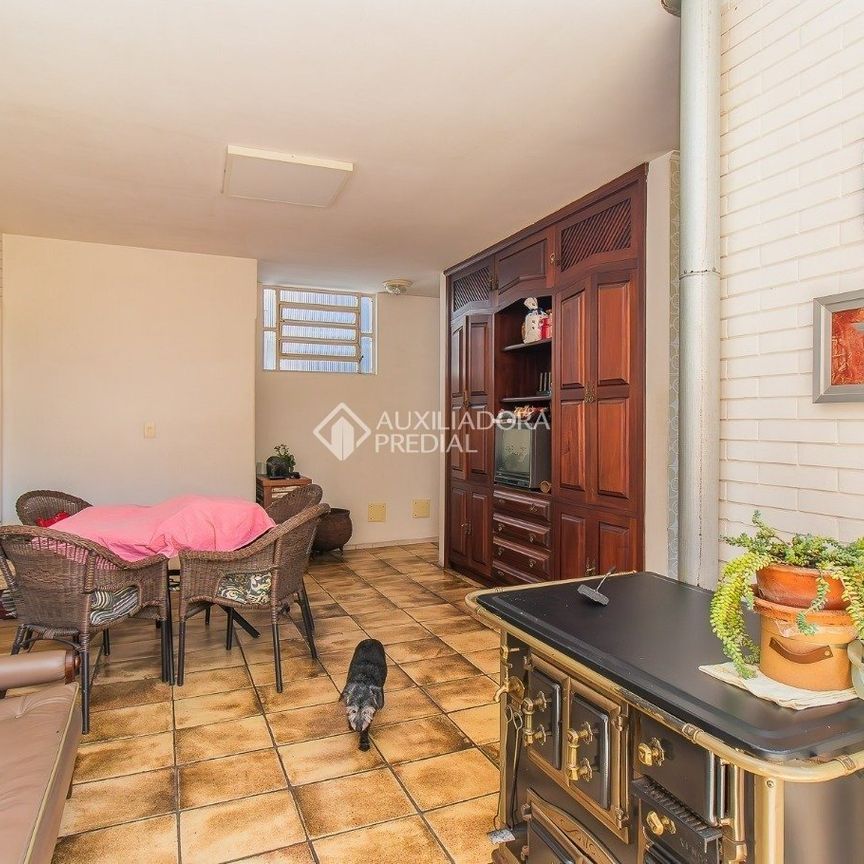 Casa com 4 quartos e 233m² para alugar em Três Figueiras, Porto Alegre. - Foto 1