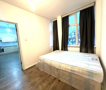 One bedroom First Floor flat close to ilford station- £1400 - Photo 1