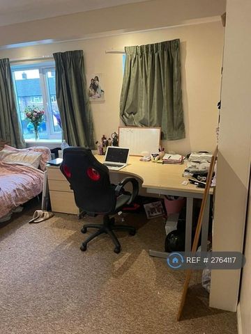 3 bedroom flat to rent - Photo 4