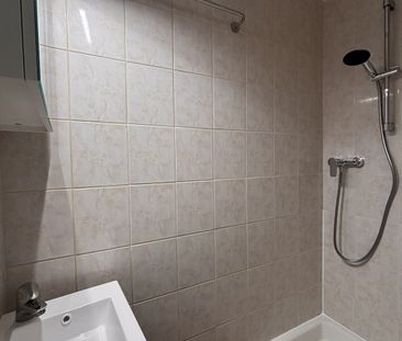 THIERS SUR THEVE: studio rénové dans un ensemble immobilier avec so... - Photo 3