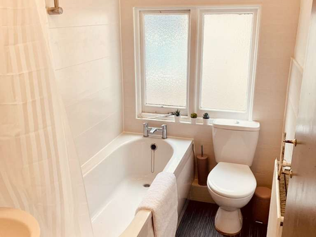 Stunning shared home in Hagden Lane! 198HAG - Room 2 - Photo 4