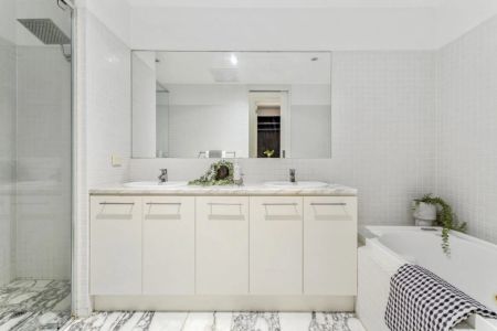 Executive Style 3 Bedroom Apartment Directly on the Beachfront - Photo 2