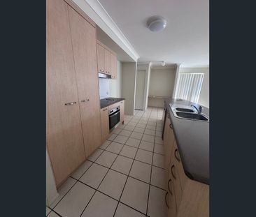 SPACIOUS FAMILY HOME IN HILLCREST - Photo 6