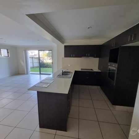 Spacious 3 Bedroom Townhouse with Double Garage - Photo 4