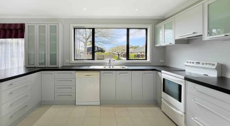 BURNSIDE - FAMILY HOME, FOUR BEDROOMS, DOUBLE GARAGE, BIG SECTION - Photo 5