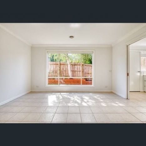 Spacious Townhouse close to all amenities - Photo 1