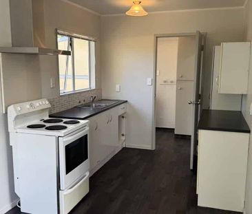 HOME IN MASSEY - Photo 2