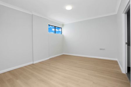 Private, Carefree Centrally Located Modern Apartment with Floorboards - Photo 3