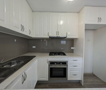 Two bedrooms split-level house - Photo 6