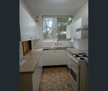 Spacious 2 bedrooms unit close to everything. - Photo 2