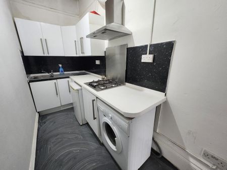1 bedroom in a flat share to rent - Photo 2