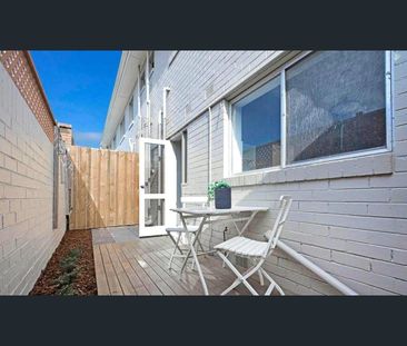 GROUND FLOOR GEM WITH COURTYARD - Photo 5