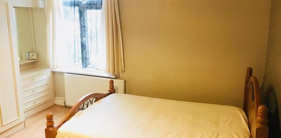 1 bedroom in a house share to rent - Photo 2