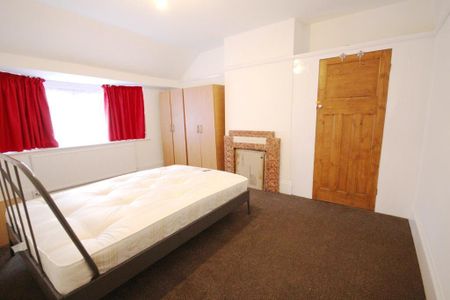 4 bedroom semi-detached house to rent - Photo 5