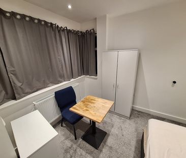 Room in a Shared House, Second Avenue, E12 - Photo 2