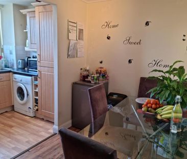 1 bedroom in a house share to rent - Photo 2