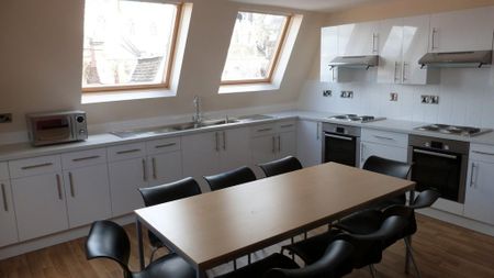 1 bedroom in a flat share to rent - Photo 2