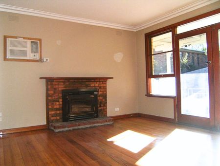 Charming Family Home - Photo 3