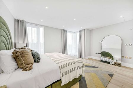 Stunning three bedroom apartment located moments away from Baker Street - Photo 4