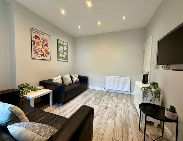 Lune Street Room 3 - Photo 1