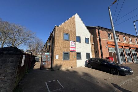 1 bedroom in a house share to rent - Photo 2