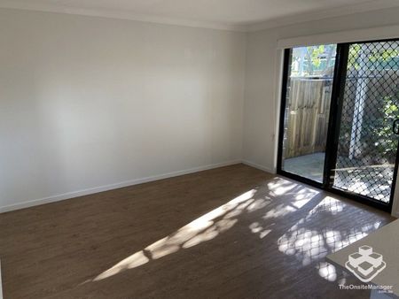 3 BEDROOM TOWNHOUSE - Double Garage, Air Cons, Pets Welcome - Photo 2