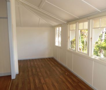 Beautiful & Spacious Family Home in the Heart of Southport - Photo 3