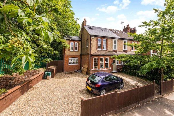 A modern 4 bedroom, semi-detached family home presented in excellent condition throughout. - Photo 1