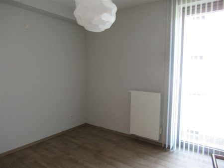 Appartement met 2 slpk's, terras en garage in centrum van Sint-Truiden. - Photo 4
