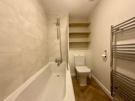 2 bedroom Flat to let - Photo 2