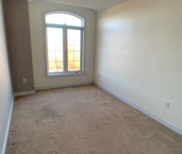 For Lease - 137 Four Seasons Crescent, Newmarket, Ontario - Photo 4