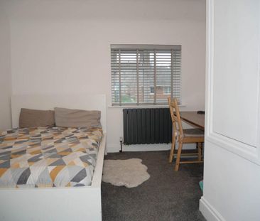 4 bedroom semi-detached house to rent - Photo 3