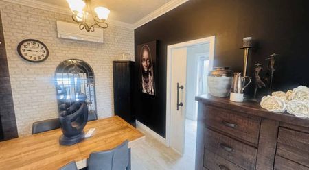 Beauty on Bourke - Photo 2