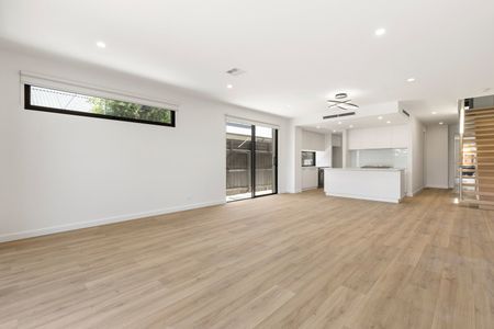 STUNNING BRAND NEW FOUR BEDROOM TOWNHOUSE - Photo 4