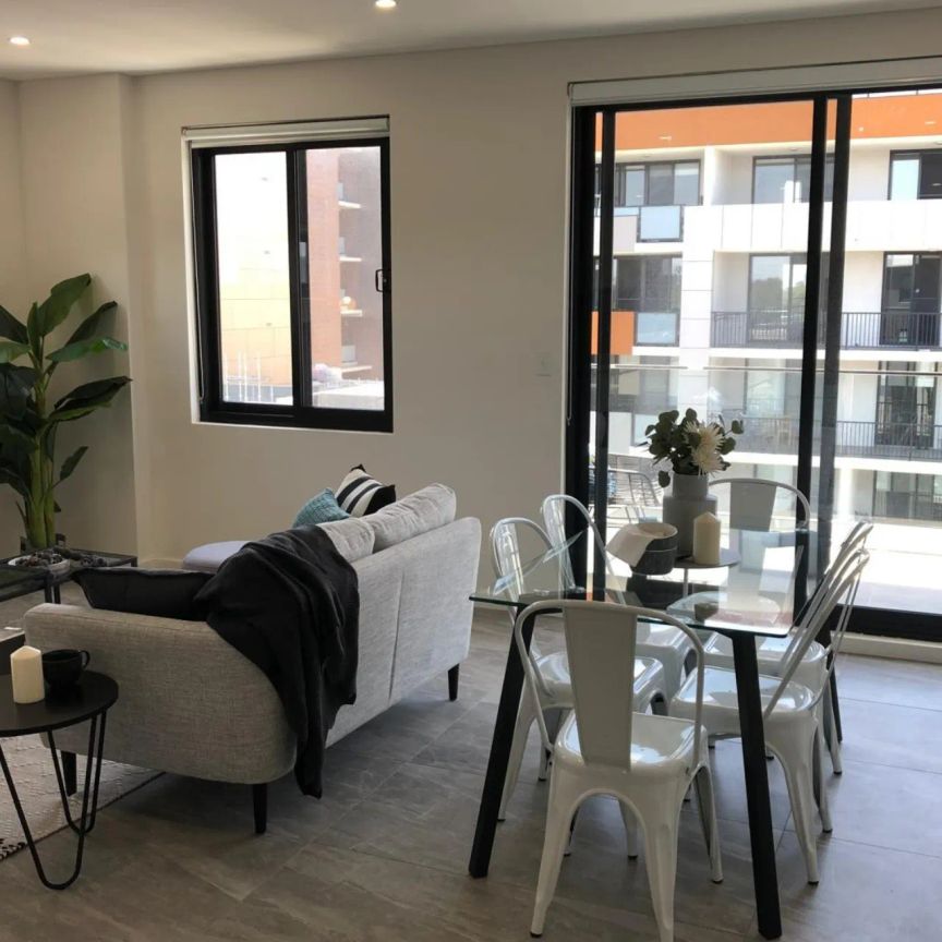 Modern two-bedroom apartment in a convenient Homebush location - Photo 1