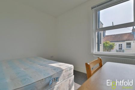 3 bedroom flat to rent - Photo 3
