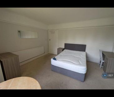 3 bedroom flat to rent - Photo 3