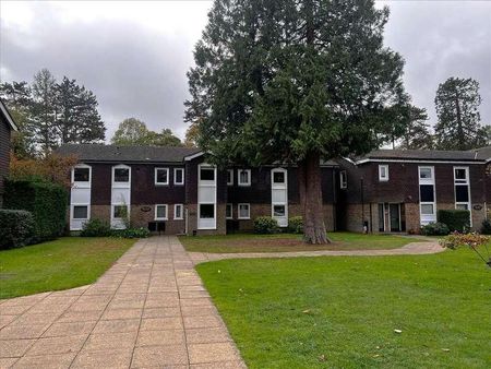 Larchmoor Park, Gerrards Cross Road, Slough, SL2 - Photo 2
