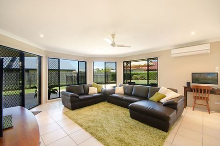 EXECUTIVE FAMILY HOME WITH POOL - Photo 3