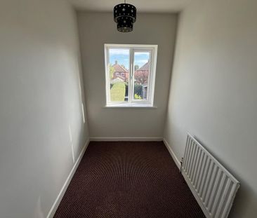 3 bedroom semi-detached house to rent - Photo 4